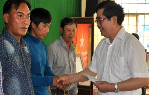 ファット大臣、クアンガイ省の漁民を訪問